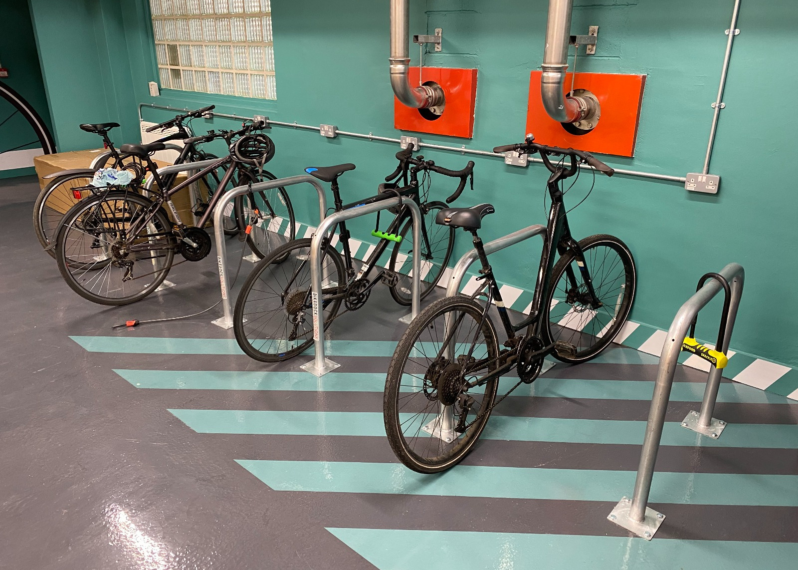 Support au sol pour stationnement de vélos Stationnement de roues